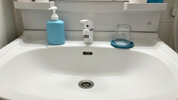 洗面所の排水口に見慣れない髪の毛を発見？浮気かもと不安になったときの冷静な確認と対処法