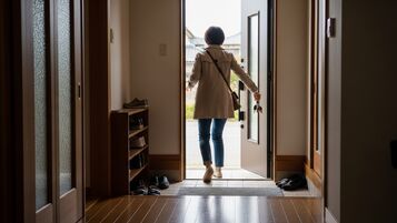 妻の外出が急に増えたのはなぜ？理由不明の行動に潜む意外な背景と冷静な対処法を解説！