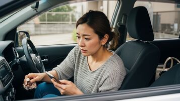 車内に見知らぬ小物があるときは要注意？浮気かもと思った瞬間に取るべき行動とは