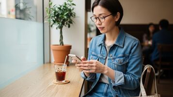 予定を共有することを嫌がる心理とは？浮気する人の特徴と信頼を守る対応法